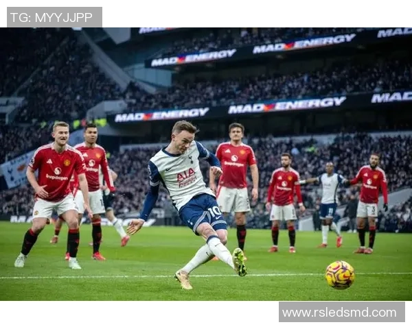 世界杯经典对决曼联与热刺激战成平局神奇扑救成全场焦点